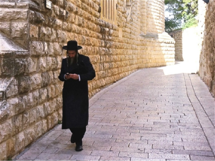 ▼坚定的犹太人,耳朵旁边有2根小辫子.