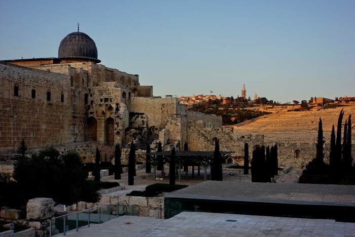 公元70年攻入耶路撒冷,摧毁了希律王他整修并扩建的耶路撒冷第二圣殿