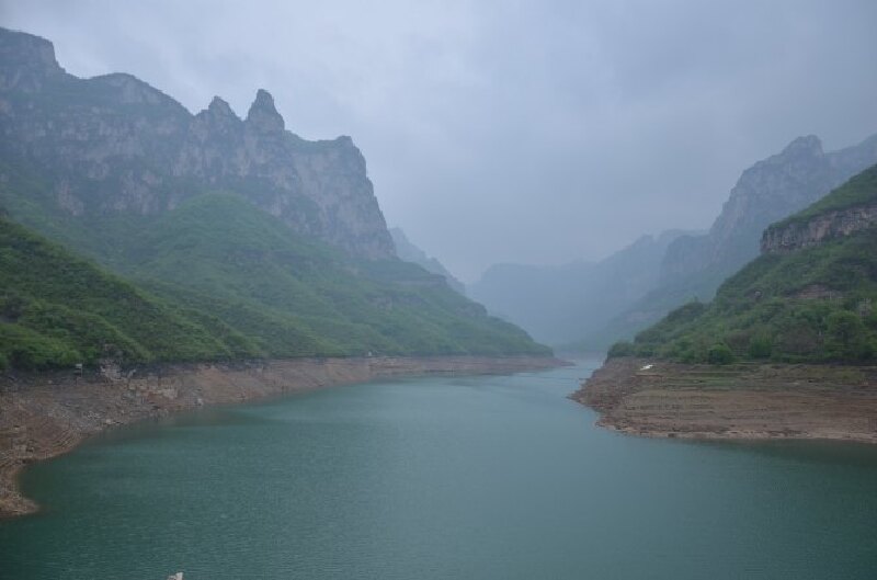 ▼子房湖上是一座兴建于1966年,1982年竣工的马鞍石水库