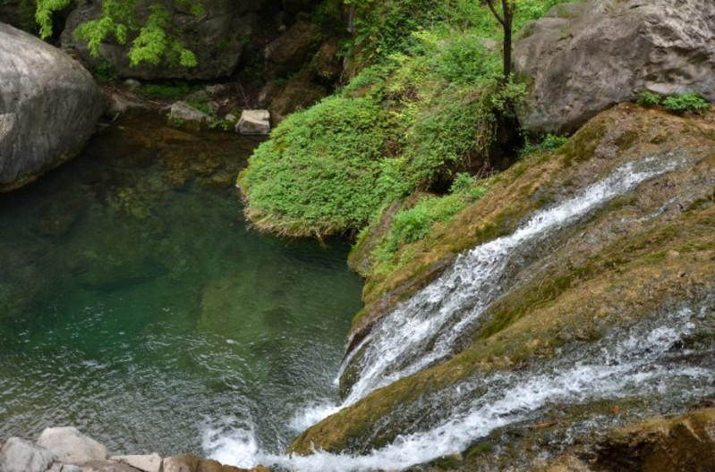 水聲潺潺,步步移景,抬頭見,瀑布飛流而下,俯身處,泉水淙淙,情人瀑,丫