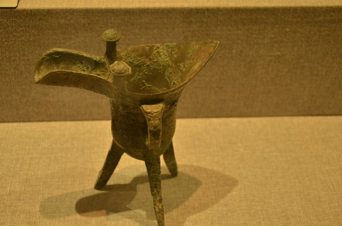 都只是长这个样子,那就需要恶补下历史知识了,这只是酒器的一种,叫"角