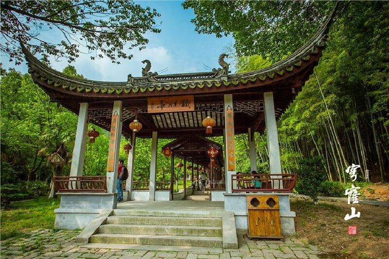 如果你从穹窿山的大门进入园区,首先映入眼帘的就是铁竹亭