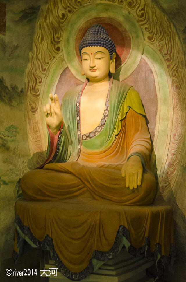 天宁寺塔里有不少精美的佛像,据说是从几大石窟里搬过来的,龙门石窟