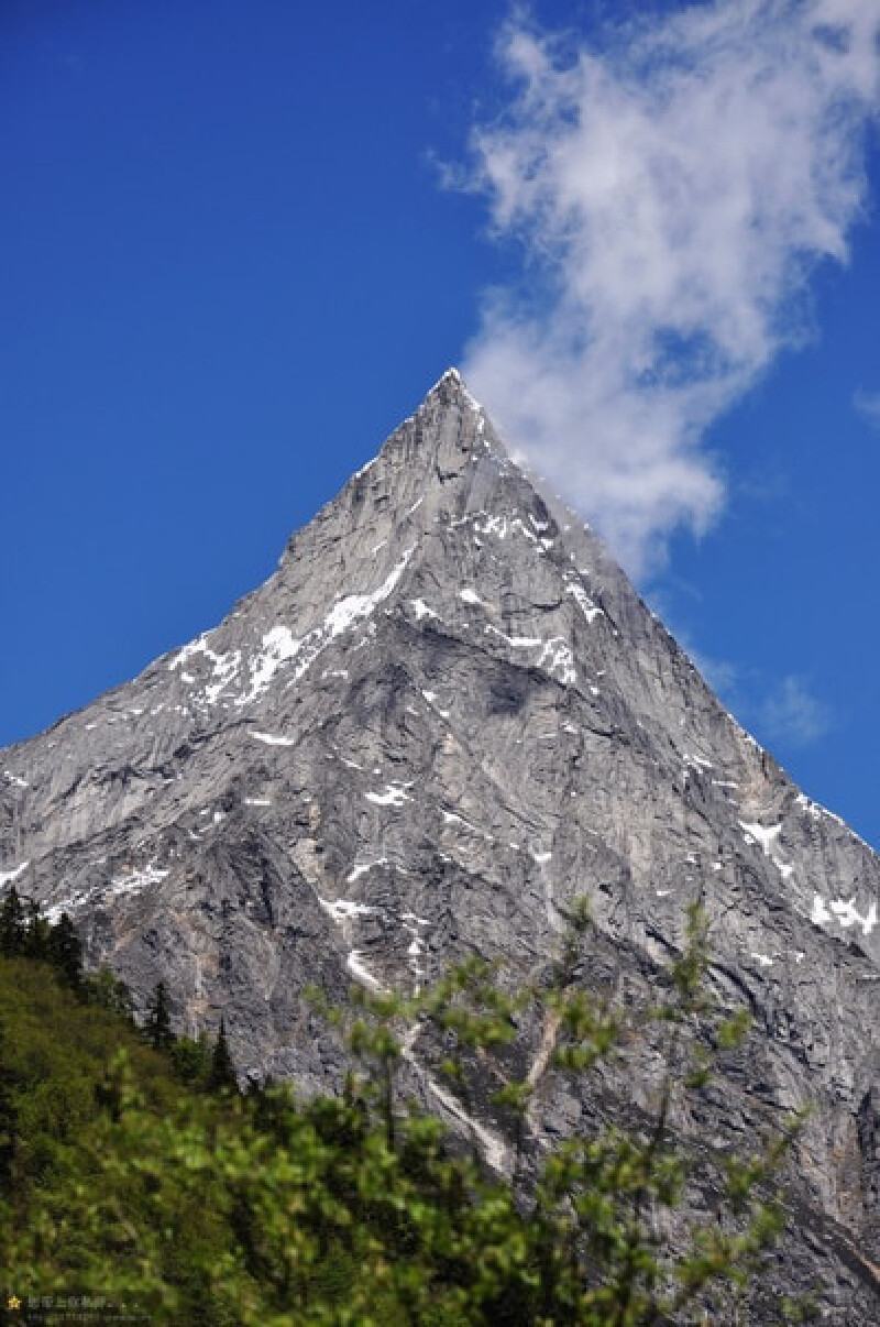 5413米的婆缪峰,坚硬花岗岩构成的尖峰,美丽的,令人畏惧的锥形山体,大