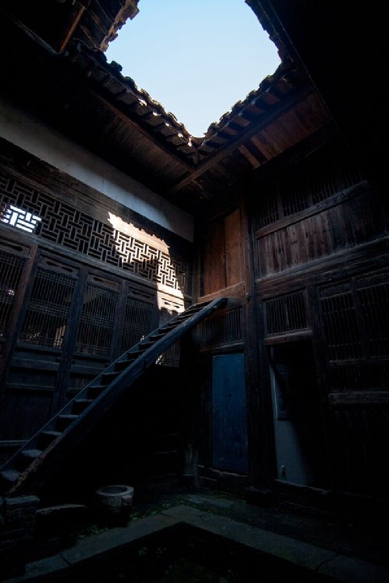            一缕阳光照进深宅大院