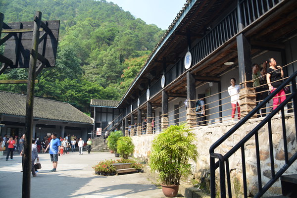 据介绍:渣滓洞关押犯人,称"重庆行辕二处第二看守所".