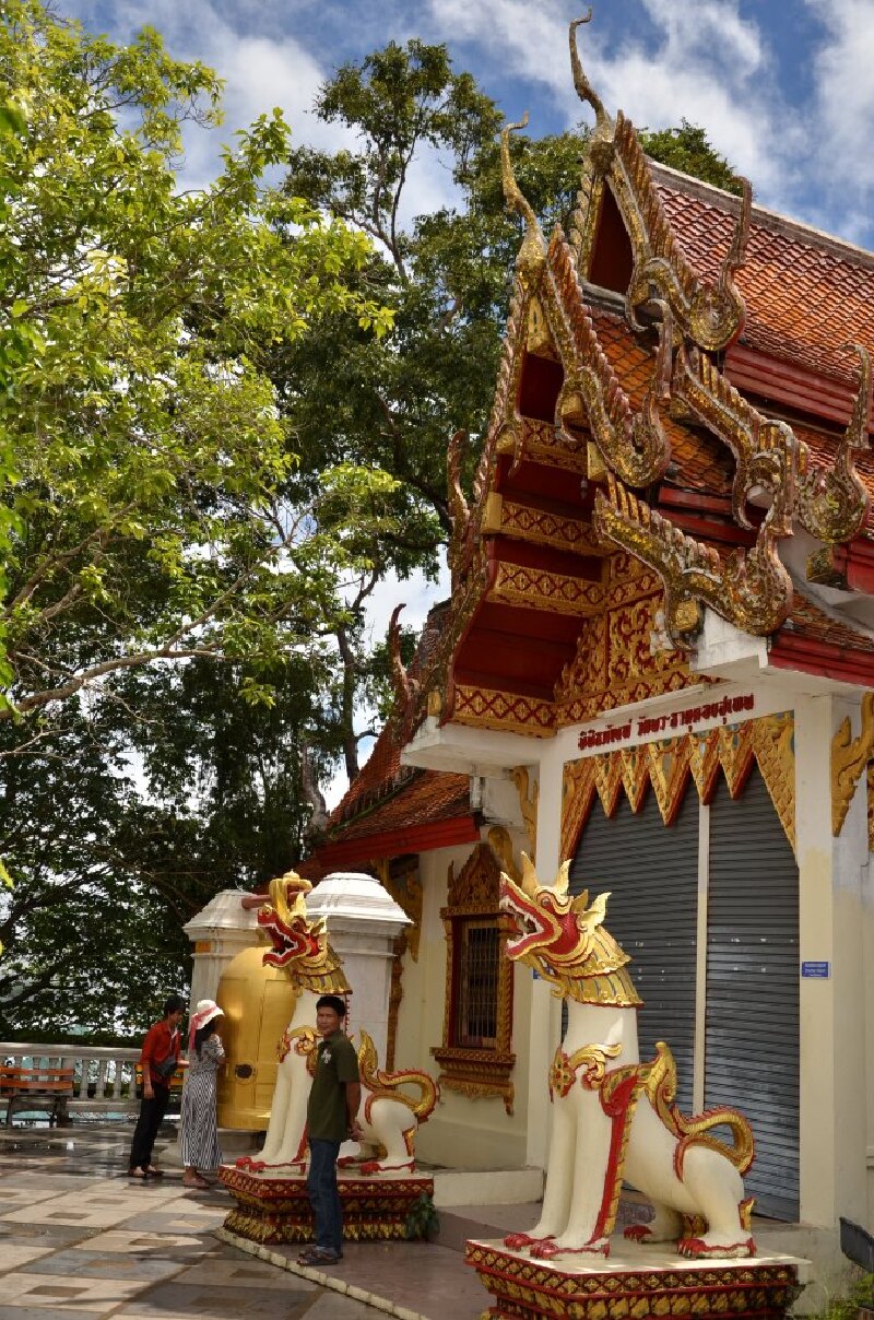 撑著大嘴的是玛卡拉(makara),神气活现,呲牙裂嘴的则是那伽(naga)