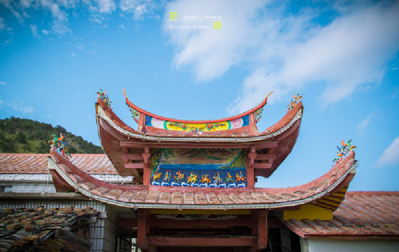 到达石牛山脚下,蓝天白云与山林间呼应开来,显得十分壮观,奇特.