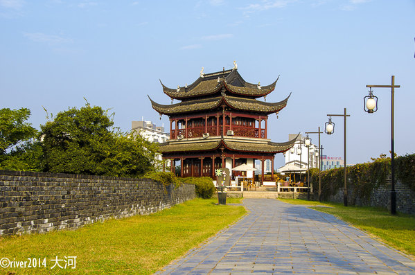 從網師園出來向著古城的東南方向走,到了護城河就是桂花公園