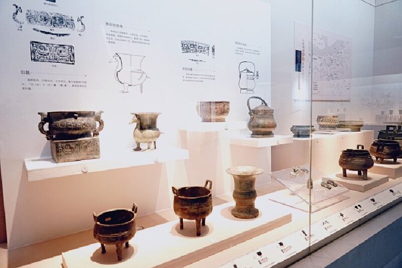 东吴时的青瓷罐,唐代的"论语"玉烛,宋代的影青雕塑孩儿瓷枕,禹迹图碑