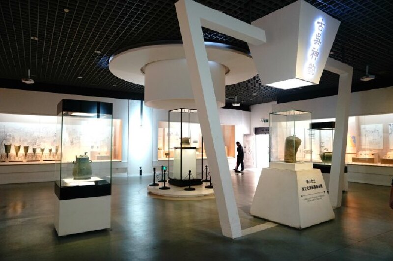 东吴时的青瓷罐,唐代的"论语"玉烛,宋代的影青雕塑孩儿瓷枕,禹迹图碑