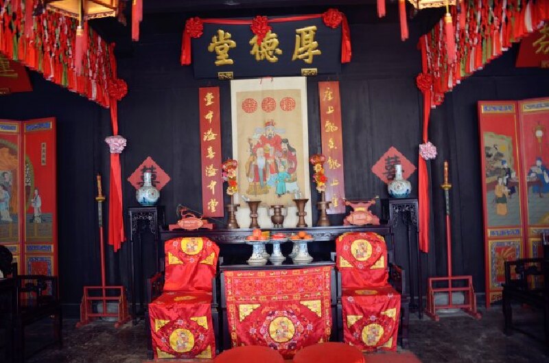 婚俗厅以喜堂拜堂为中心,通过新人,媒婆,父母等