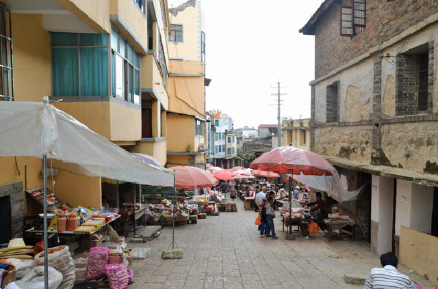 镇上的集市,人来人往,新街镇是一个典型的山城,全是上坡下坡,不过这