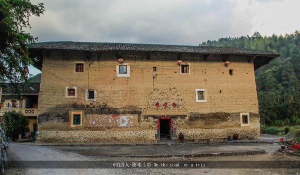 14座方圆土楼一次规划分批建设,单体土楼采用夯土墙与穿斗式架构共同