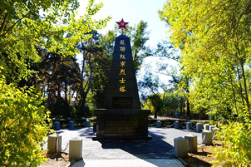 穿过王肃公园,就来到了江边.