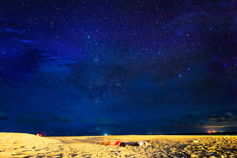  陪她躺在沙滩上一起数星星