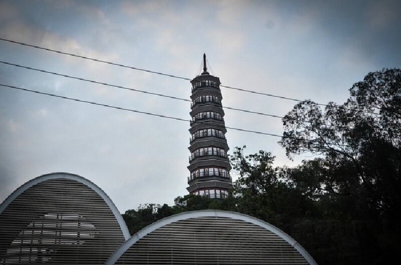 这就是琵琶洲的一座古塔,也是在车厢内通过