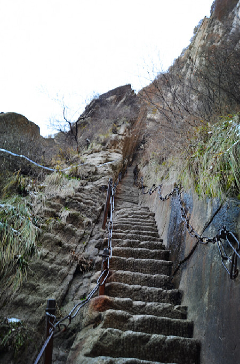 我的心却莫名的激动起来,华山一共有五座峰,即北峰(云台峰),东峰(朝阳