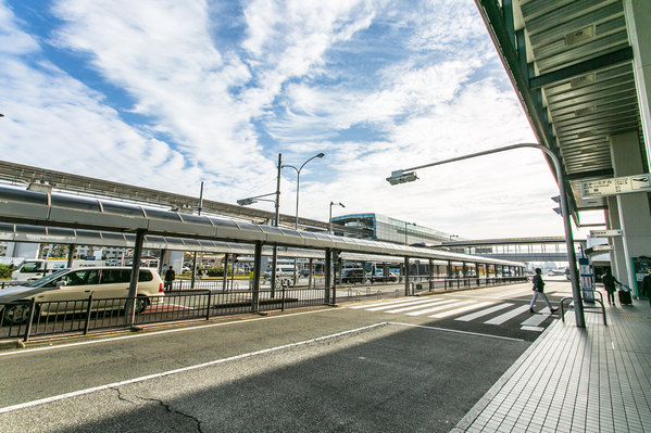 機場出門右邊前方即使天橋,上天橋即可乘車大阪電車.