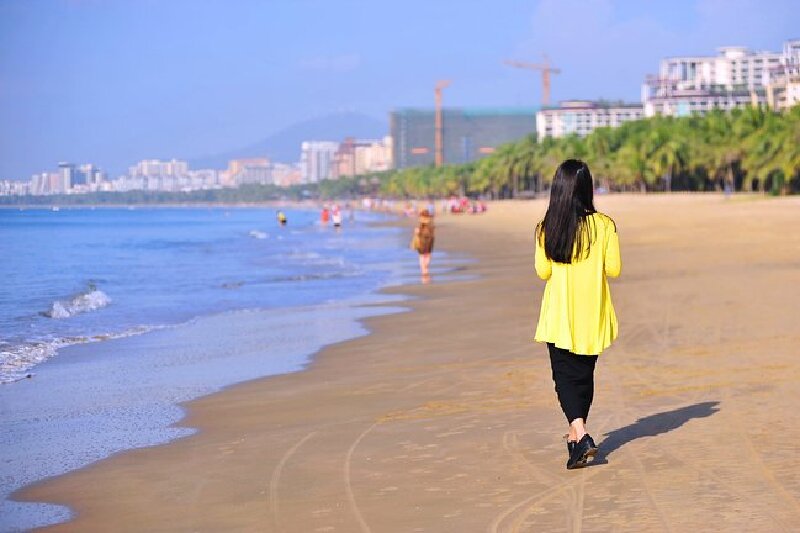 脚踏沙滩回眸一笑就让时间定格在这一刻