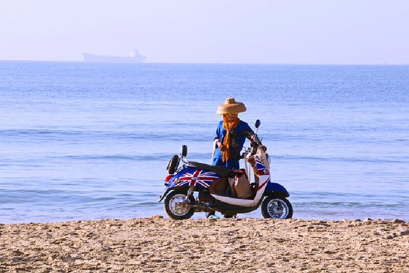 脚踏沙滩回眸一笑就让时间定格在这一刻