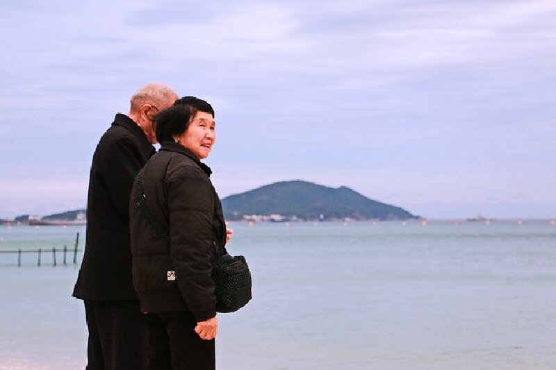 脚踏沙滩回眸一笑就让时间定格在这一刻