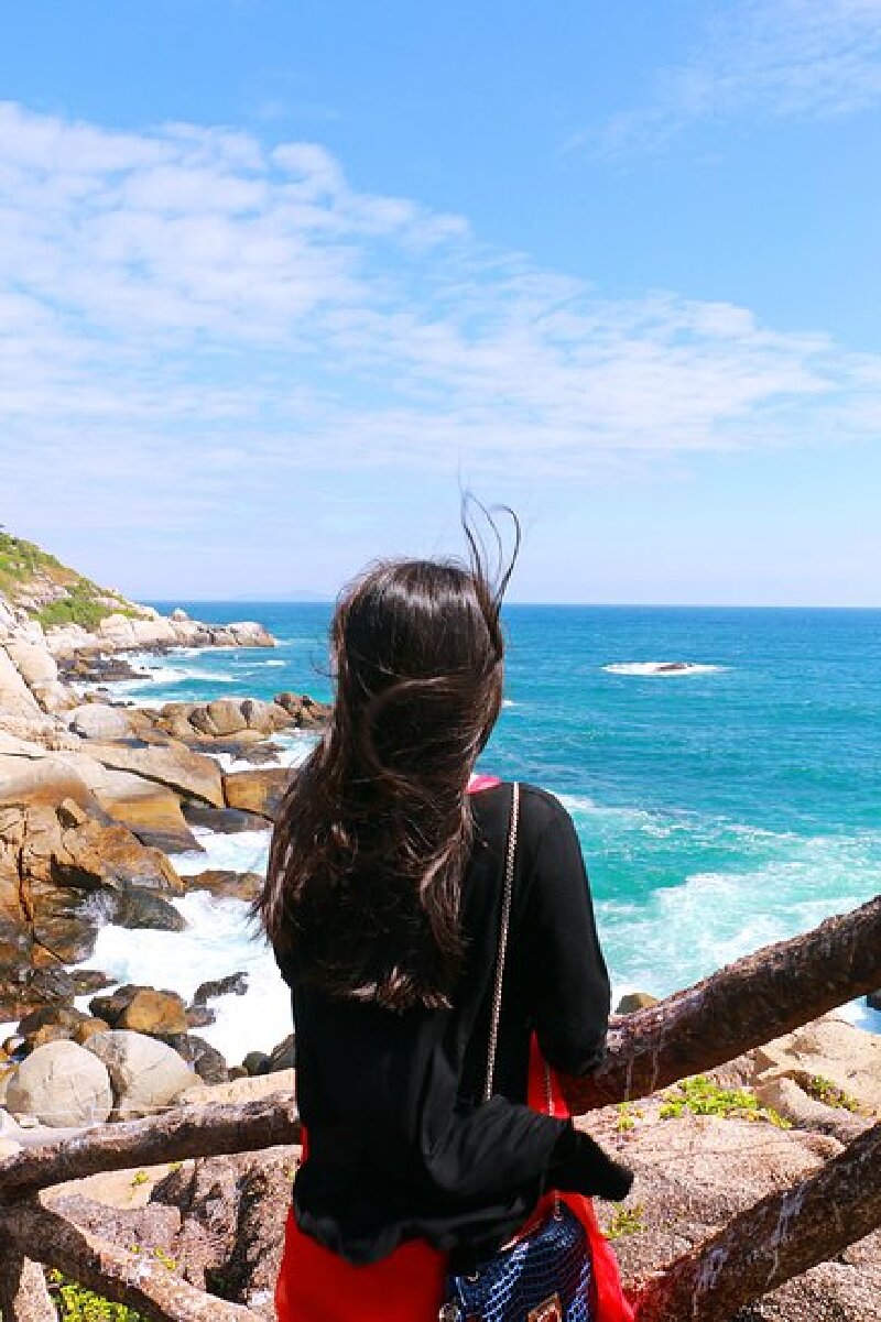 脚踏沙滩回眸一笑就让时间定格在这一刻