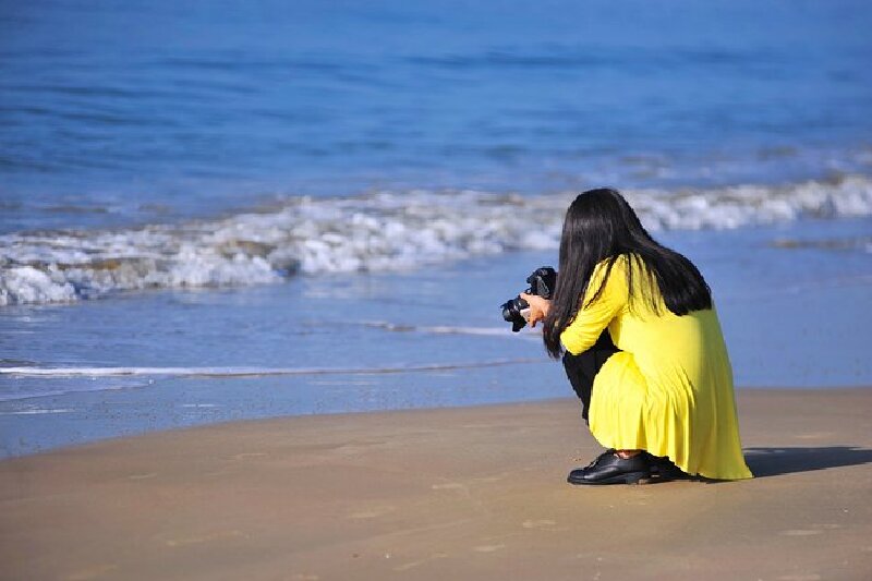 脚踏沙滩回眸一笑就让时间定格在这一刻