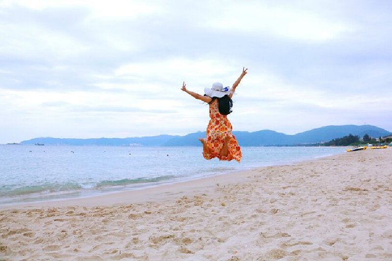 脚踏沙滩回眸一笑就让时间定格在这一刻