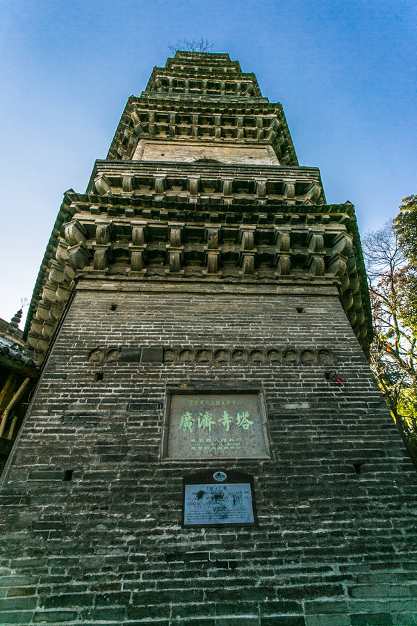 广济寺还有"小九华"之称.