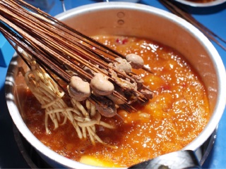 马路边边麻辣烫