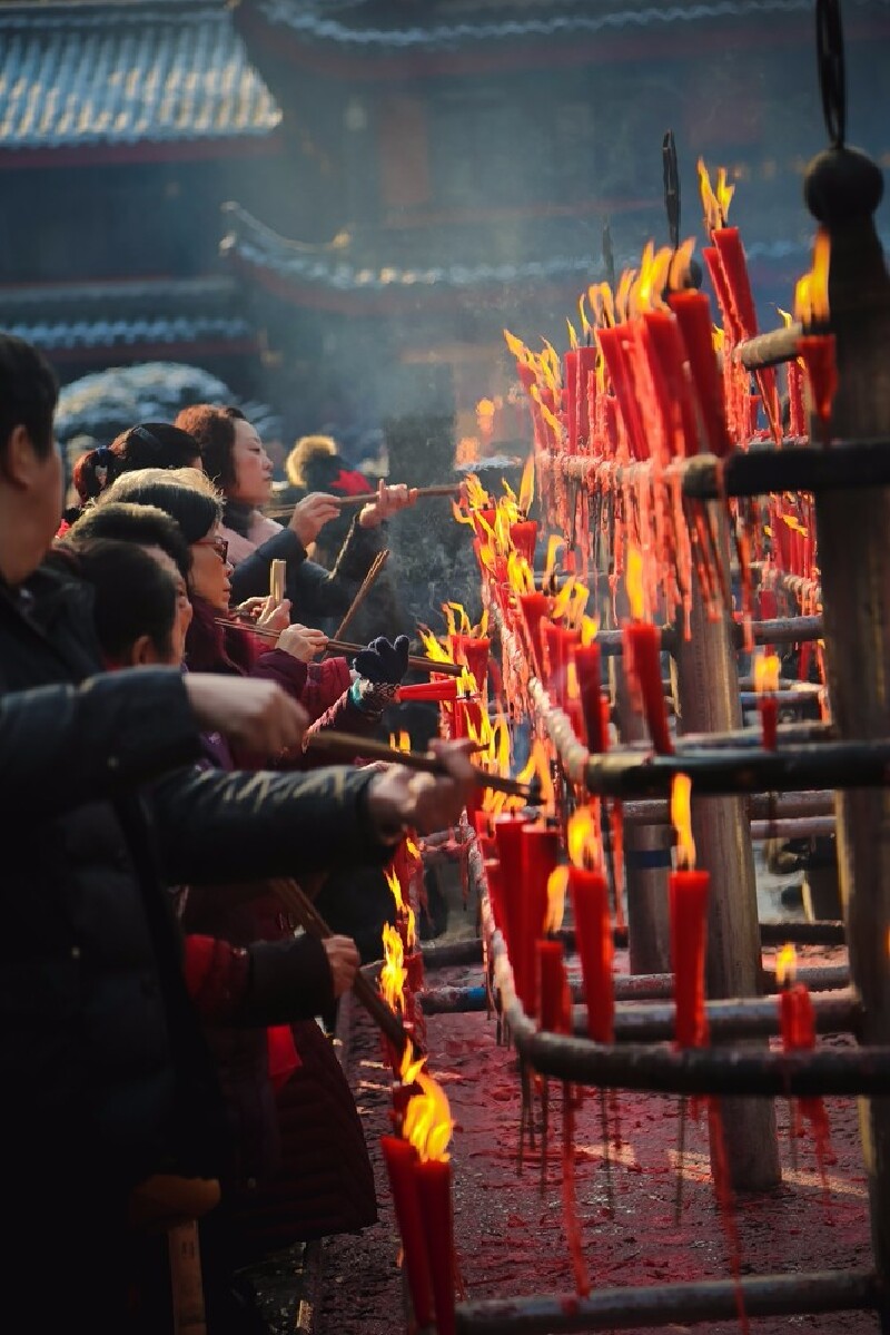 不一会寺庙内便充满了络绎不绝前来燃香