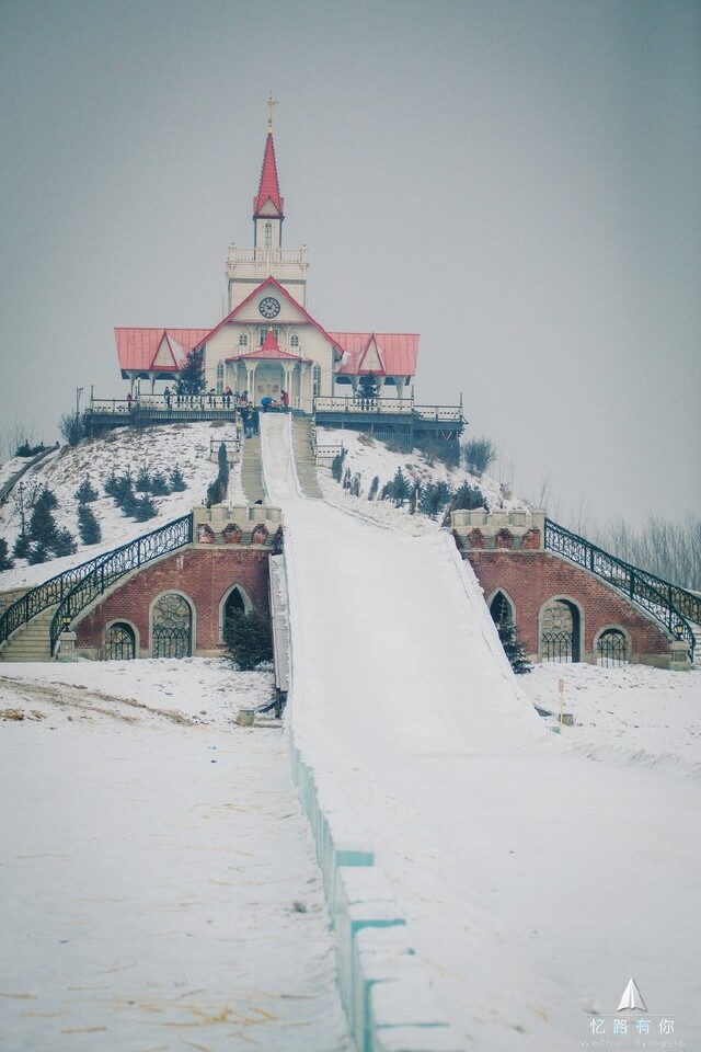 如果你是个成年人,也想享受着冰雪上的刺激,那么这条长长的滑道肯定是