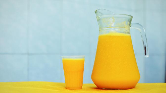 (我已经爱上鲜榨芒果汁了,刚坐下来,就马上叫老板给上了一扎!