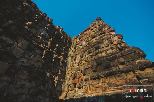 癞王平台 壁面石刻图像精美,雕刻之内容一层一层,不同造型之神祗,有配