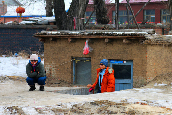 等民族冬季住宅都曾有这种形式,东北民间称为"地窨子"或"地窝棚"