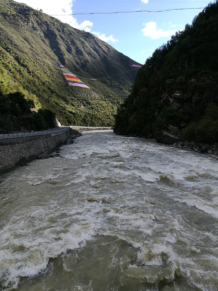 高山峡谷中湍流不息的大金川河.