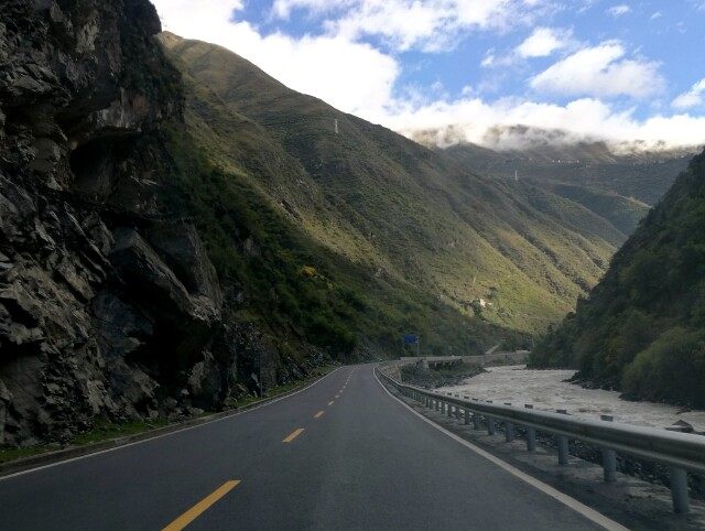 g317国道,这一段路况非常好,是往成都的方向,山上的植被也非常的好