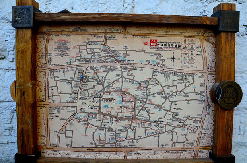 &nbsp;很多墙上都有八廓街区的地图.