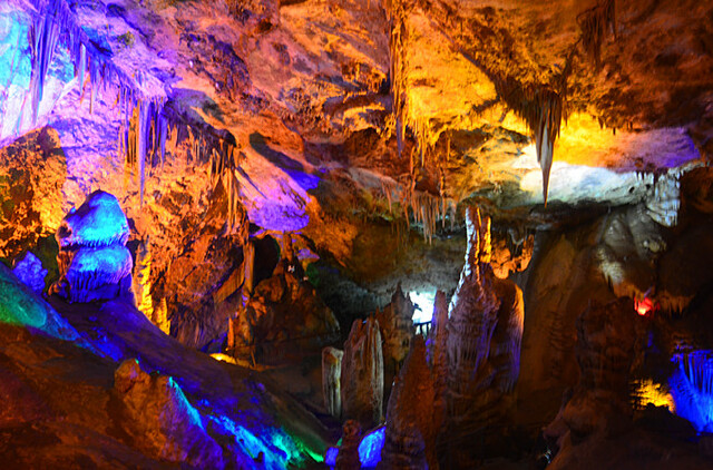 这个宫琥由右至左,依次有"西天取经","八仙过