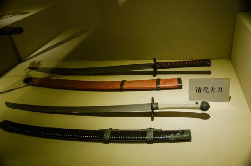 每个朝代的宝剑与宝刀的造型与做工都是不一样的,清朝时期的刀更为粗