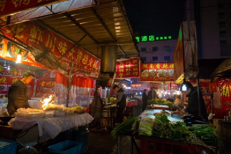 晚上来到了万盛街夜市今天没有安排景点,索性就洗个澡,补了一觉.