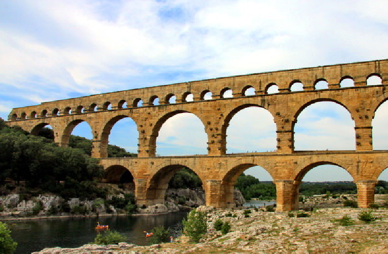 加尔桥是一座三层的石头拱形桥.