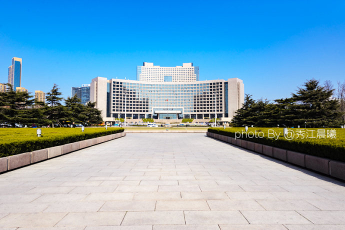 【五四广场】北依青岛市政府办公大楼,南临浮山湾,总占地面积10公顷.