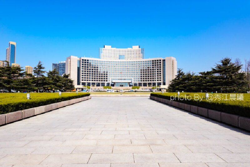 【五四广场】北依青岛市政府办公大楼,南临浮山湾,总占地面积10公顷.