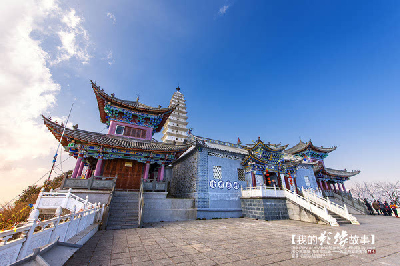 善雨亭,殿亭四周,筑城环之,城四面架楼为门:南云观,北雪观,东日观