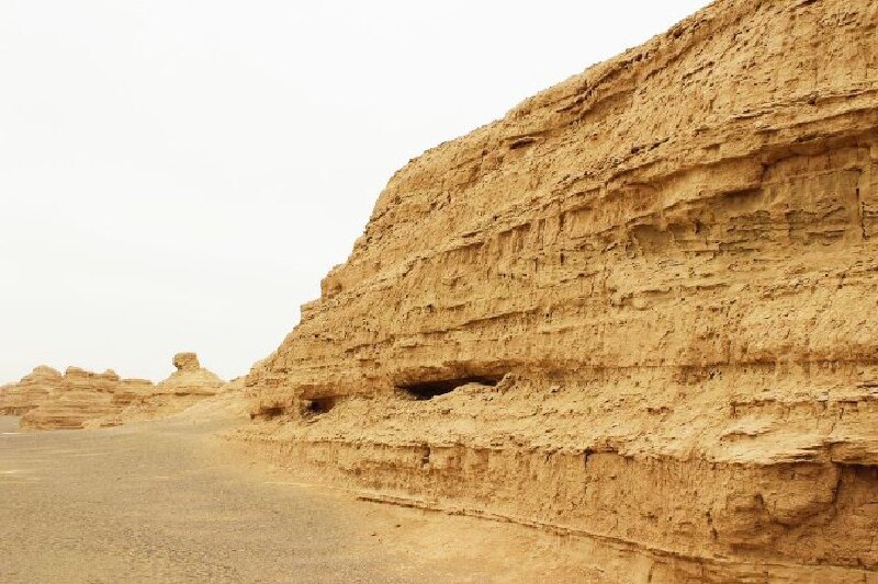 第十天在地质学上,雅丹地貌专指经长期风蚀,由一系列平行的垄脊和沟槽