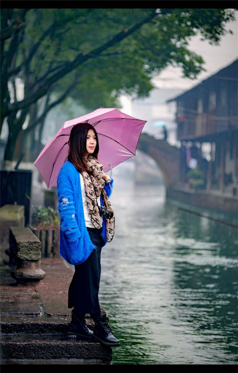 江南女子 雨中图片