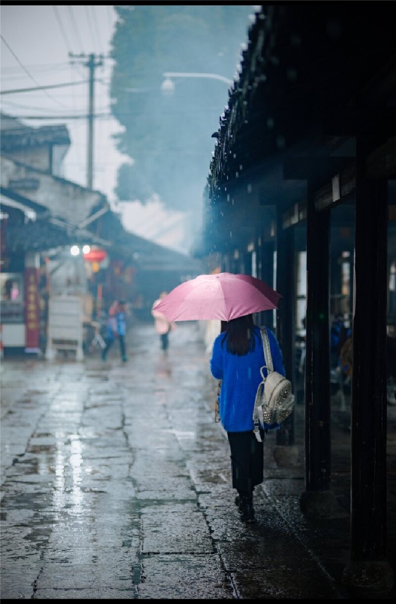 上,倘若在这样的下雨天,喜欢这份雨中的情调,古镇更似梦里那个水乡了