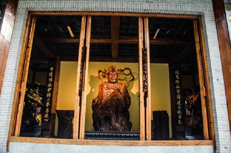 菩萨,韦驮菩萨是护法天尊,是守护弥勒佛最后成佛的,所以他也叫楼至佛